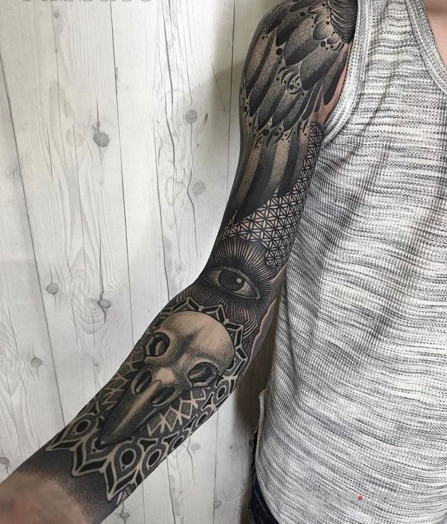 Tatuaż dotwork i styl graficzny w motywie mandale i stylu dotwork na ramieniu