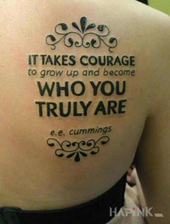 Tattoo Bez odwagi nie da rady in lettering motif and calligraphy style on the shoulder blades