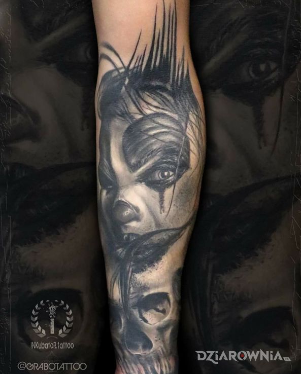 Tatuaż demonicznyklaun w motywie czarno-szare i stylu realistyczne na przedramieniu