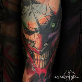 Tatuaż Joker na przedramieniu motyw: postacie styl: graficzne / ilustracyjne