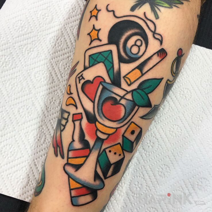 Tattoo Old School / Traditional in objects motif and oldschool style on the forearm