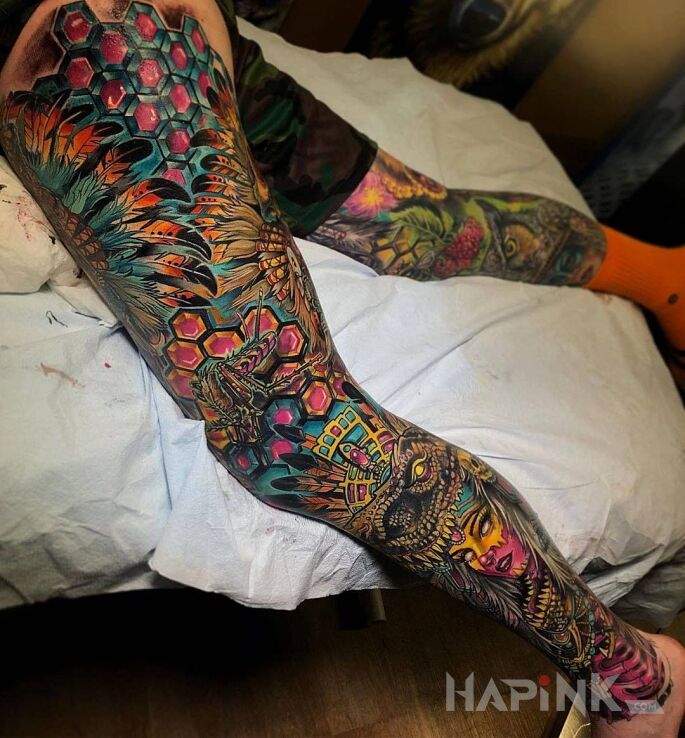 Tattoo Wyjątkowo kolorowy Indianin in colorful motif and graphic / illustrative style on the calf