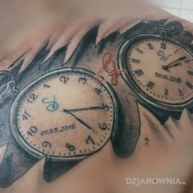 Tatuaż Zegary na klatce motyw: czarno-szare styl: realistyczne