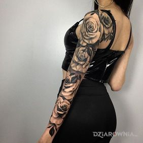 Tatuaż Różana ręka na przedramieniu motyw: czarno-szare styl: realistyczne