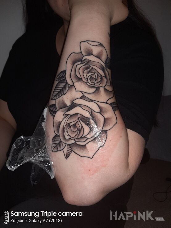 Tattoo Róże in flowers motif and graphic / illustrative style on the forearm