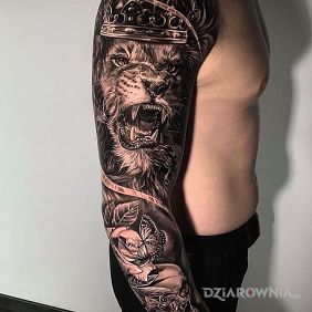 Tatuaż Królewski lew na przedramieniu motyw: czaszki styl: realistyczne