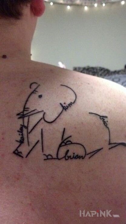 Tattoo Imiona in lettering motif on the shoulder blades