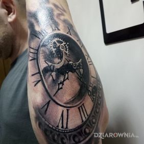 Tatuaż Zegar na przedramieniu motyw: czarno-szare styl: realistyczne