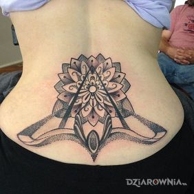 Tatuaż Mandala i dotwork na plecach motyw: czarno-szare styl: dotwork