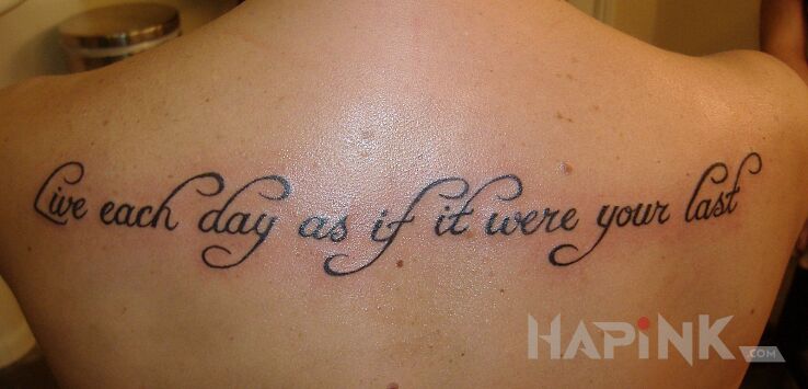 Tattoo Żyj jakby jutra miało nie być in lettering motif and calligraphy style on the back