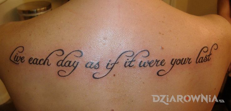 Tatuaż żyj jakby jutra miało nie być w motywie napisy i stylu kaligrafia na plecach