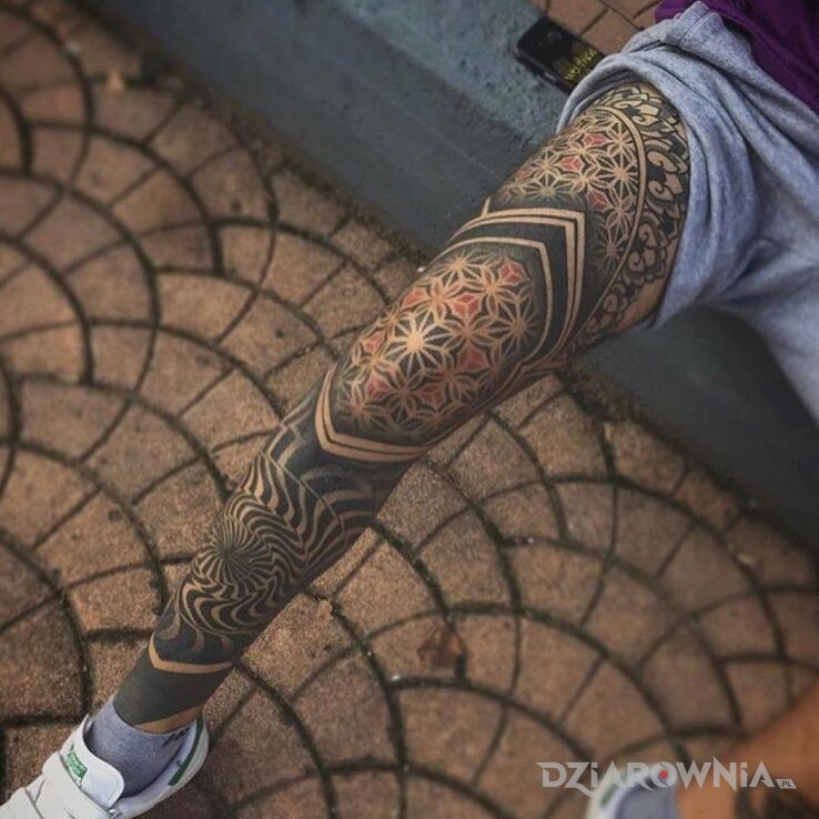 Tatuaż Geometric shapes w motywie czarno-szare i stylu blackwork / blackout na nodze