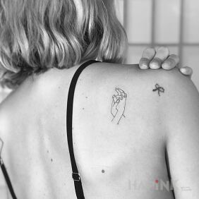 Tattoo Two handles on the shoulder blades motif: other style: contour / linework