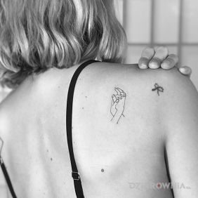 Tatuaż Dwie rączki na łopatkach motyw: pozostałe styl: kontury / linework
