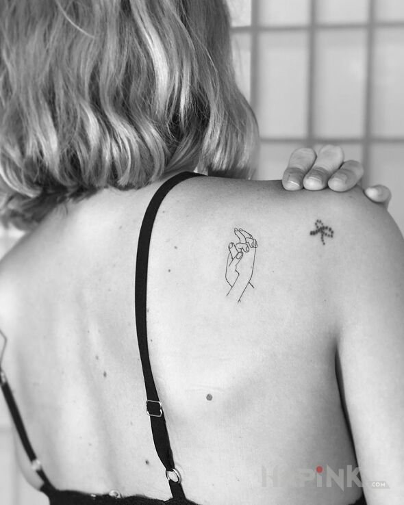 Tattoo Dwie rączki in other motif and contour / linework style on the shoulder blades