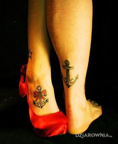 Tatuaż kotwice w motywie miłosne na nodze