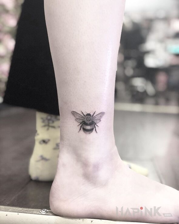 Tattoo Pszczółka in animals motif and realistic style near the ankle