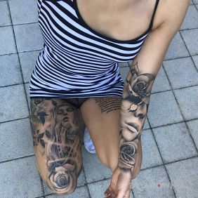 Tatuaż Kobiece twarze z różami na nodze motyw: czarno-szare styl: realistyczne