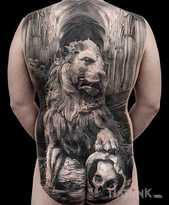 Tattoo Doniosły lew in 3D motif and realistic style on the shoulder blades