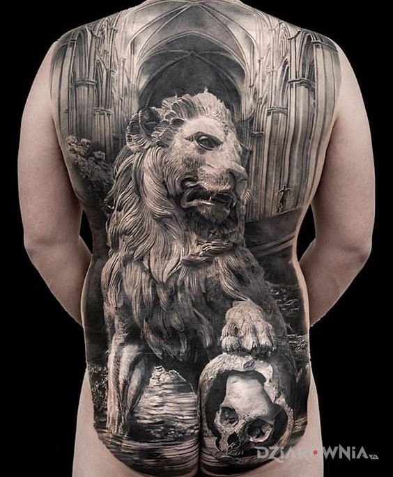 Tatuaż doniosły lew w motywie zwierzęta i stylu realistyczne na pośladkach