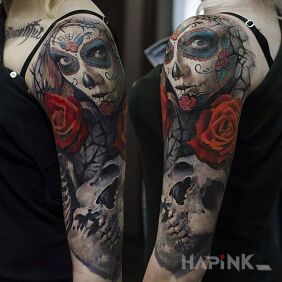 Tattoo Día de los Muertos on the upper arm motif: skulls