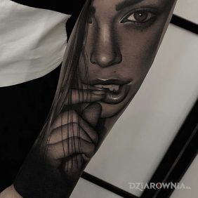 Tatuaż Wspaniały portret dziewczyny na przedramieniu motyw: czarno-szare styl: realistyczne