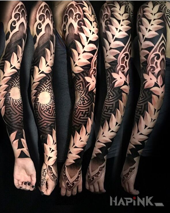 Tattoo Hipnotyzujący widok in flowers motif and realistic style on the forearm