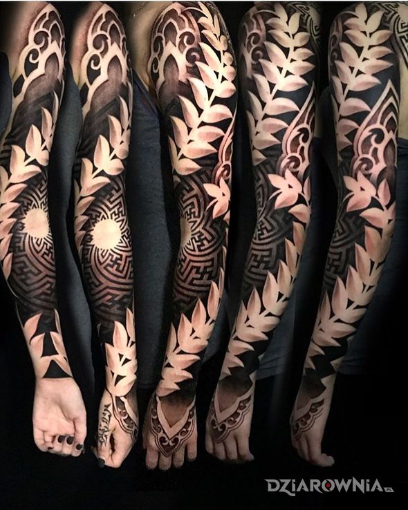 Tatuaż hipnotyzujący widok w motywie rękawy i stylu realistyczne na dłoni
