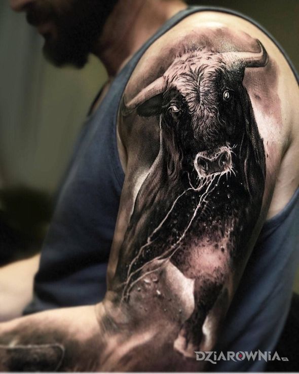 Tatuaż byku w motywie 3D i stylu realistyczne na ramieniu