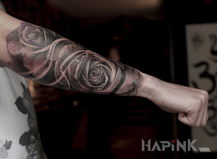 Tattoo Róże in flowers motif on the forearm