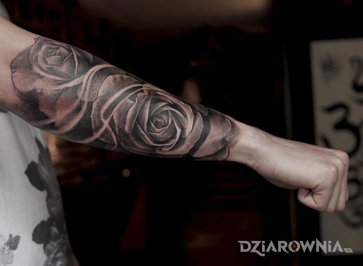 Tatuaż róże w motywie kwiaty na przedramieniu