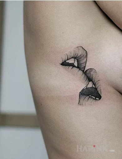 Tattoo Usta usta in black and gray motif and graphic / illustrative style on the ribs