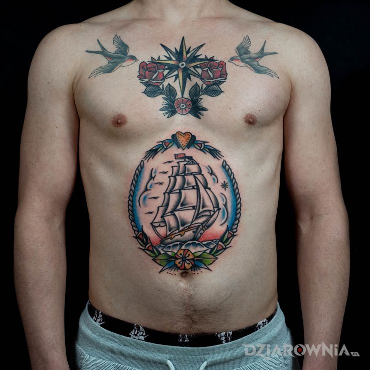 Tatuaż old schoolowy statek dla marynarza w motywie kwiaty i stylu oldschool na brzuchu