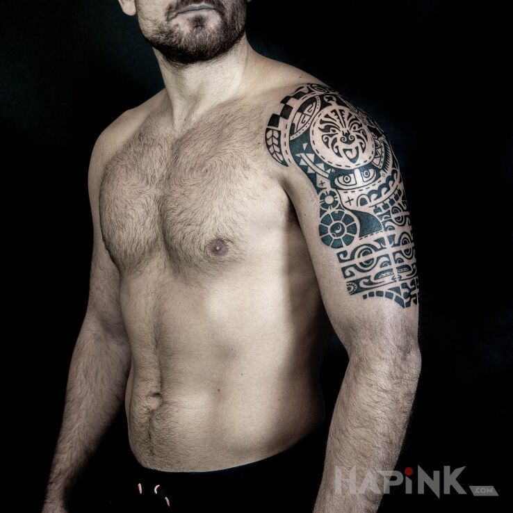 Tattoo Polinezja dla wojownika in black and gray motif and Polynesian style on the upper arm