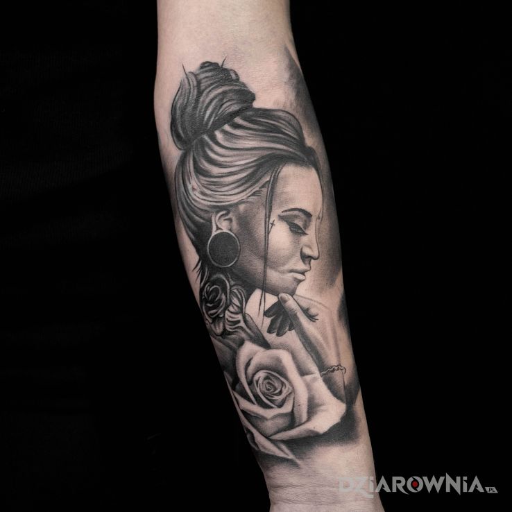 Tatuaż portret kobiety w szarościach w motywie kwiaty i stylu graficzne / ilustracyjne na przedramieniu