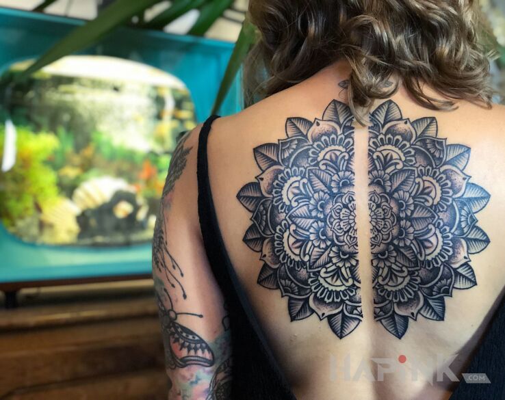 Tattoo Mandala na plecach in black and gray motif and graphic / illustrative style on the back
