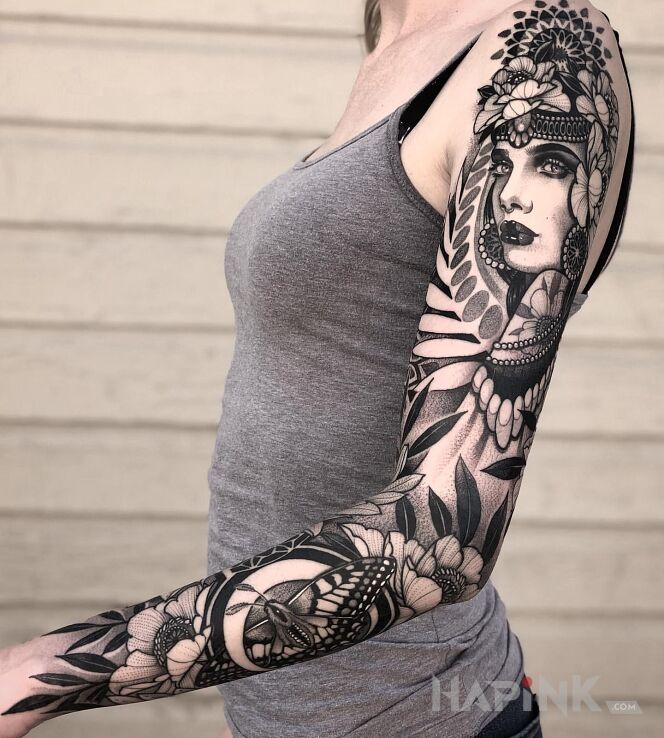 Tattoo Fantastyczny styl graficzny in faces motif and graphic / illustrative style on the upper arm