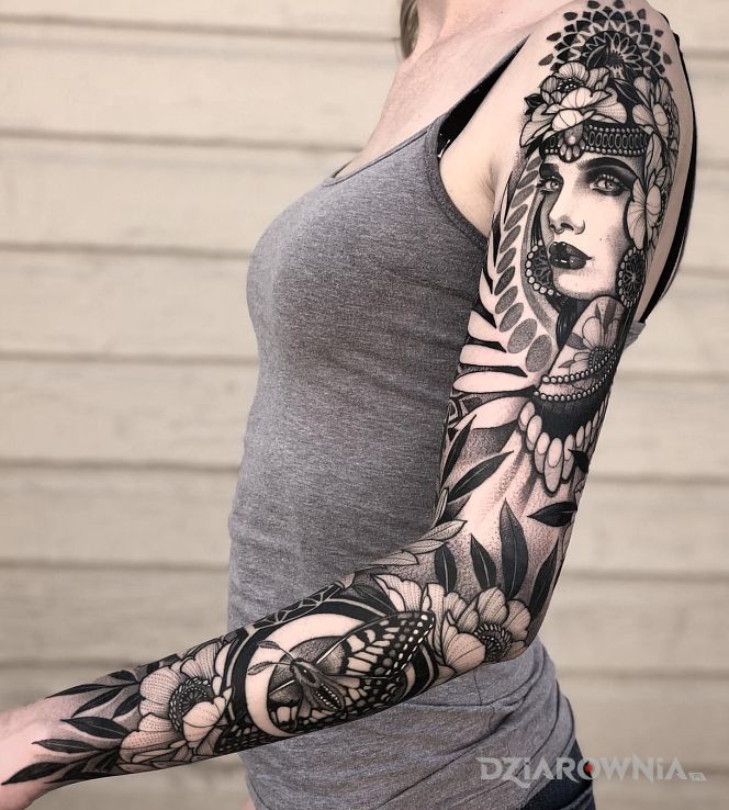 Tatuaż fantastyczny styl graficzny w motywie kwiaty i stylu graficzne / ilustracyjne na przedramieniu