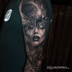 Tatuaż Kosmiczny umysł na ramieniu motyw: kosmos styl: realistyczne