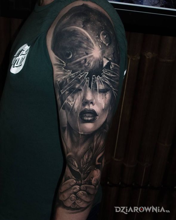Tatuaż kosmiczny umysł w motywie czarno-szare i stylu realistyczne na ramieniu