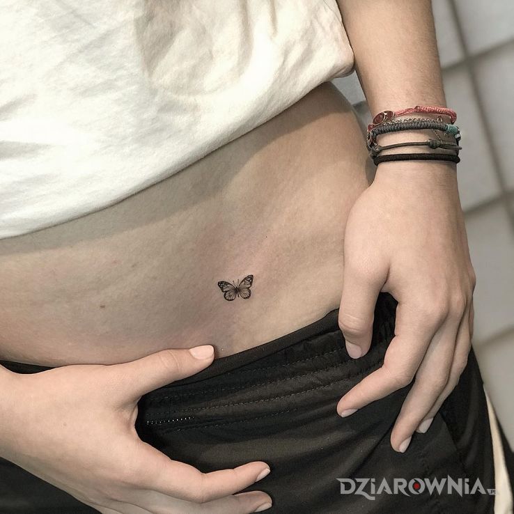 Tatuaż mini motyl w motywie czarno-szare i stylu minimalistyczne na brzuchu