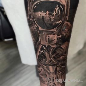 Tatuaż Astronauta na przedramieniu motyw: 3D
