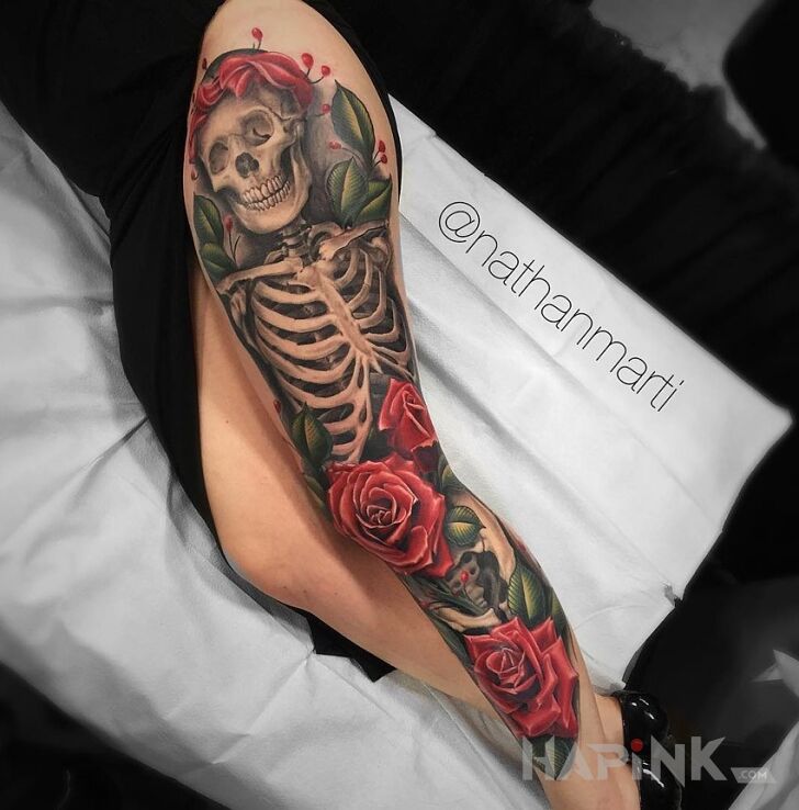 Tattoo Szkieletor in skulls motif on the leg