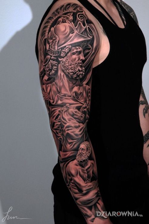 Tatuaż grecki sznyt w motywie rękawy na ramieniu