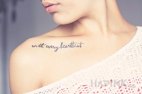 Tattoo Zmysłowe tatto in lettering motif on the collarbone