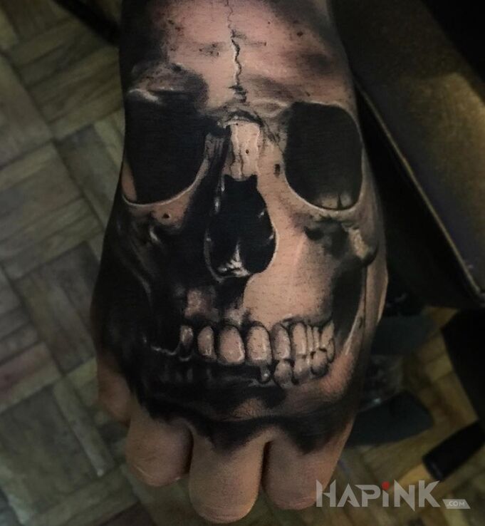 Tattoo Czaszunia in skulls motif on the hand