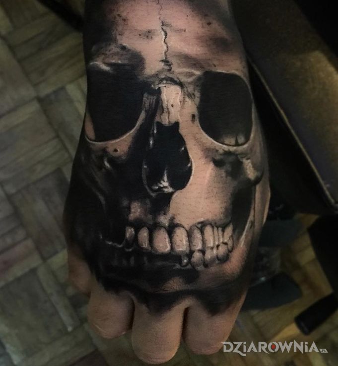Tatuaż czaszunia w motywie 3D na dłoni