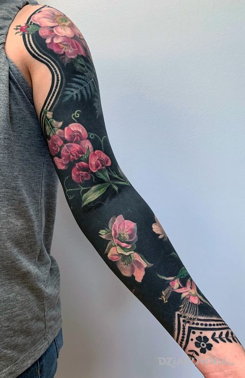 Tatuaż różowo na czarnym w motywie rękawy i stylu graficzne / ilustracyjne na ramieniu