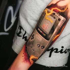 Tatuaż Game boy :D na przedramieniu motyw: kolorowe styl: realistyczne