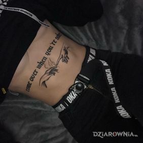Tatuaż Dawaj na trzeźwo na brzuchu motyw: czarno-szare styl: kaligrafia